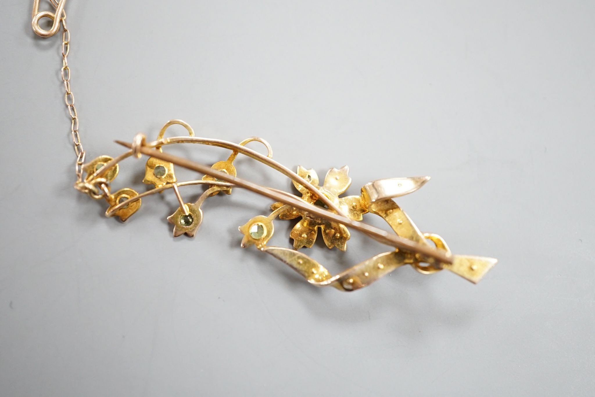 An Edwardian yellow metal, seed pearl and garnet set spray brooch, 55mm, gross weight 4.8 grams.